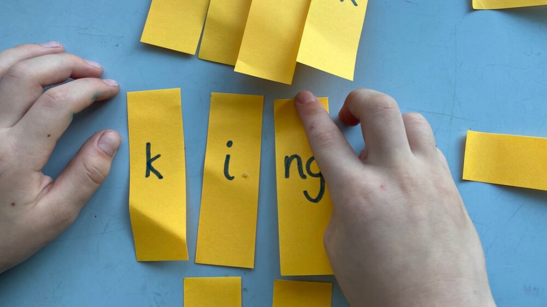 Teaching phonics using post-it notes with the word 'king'
