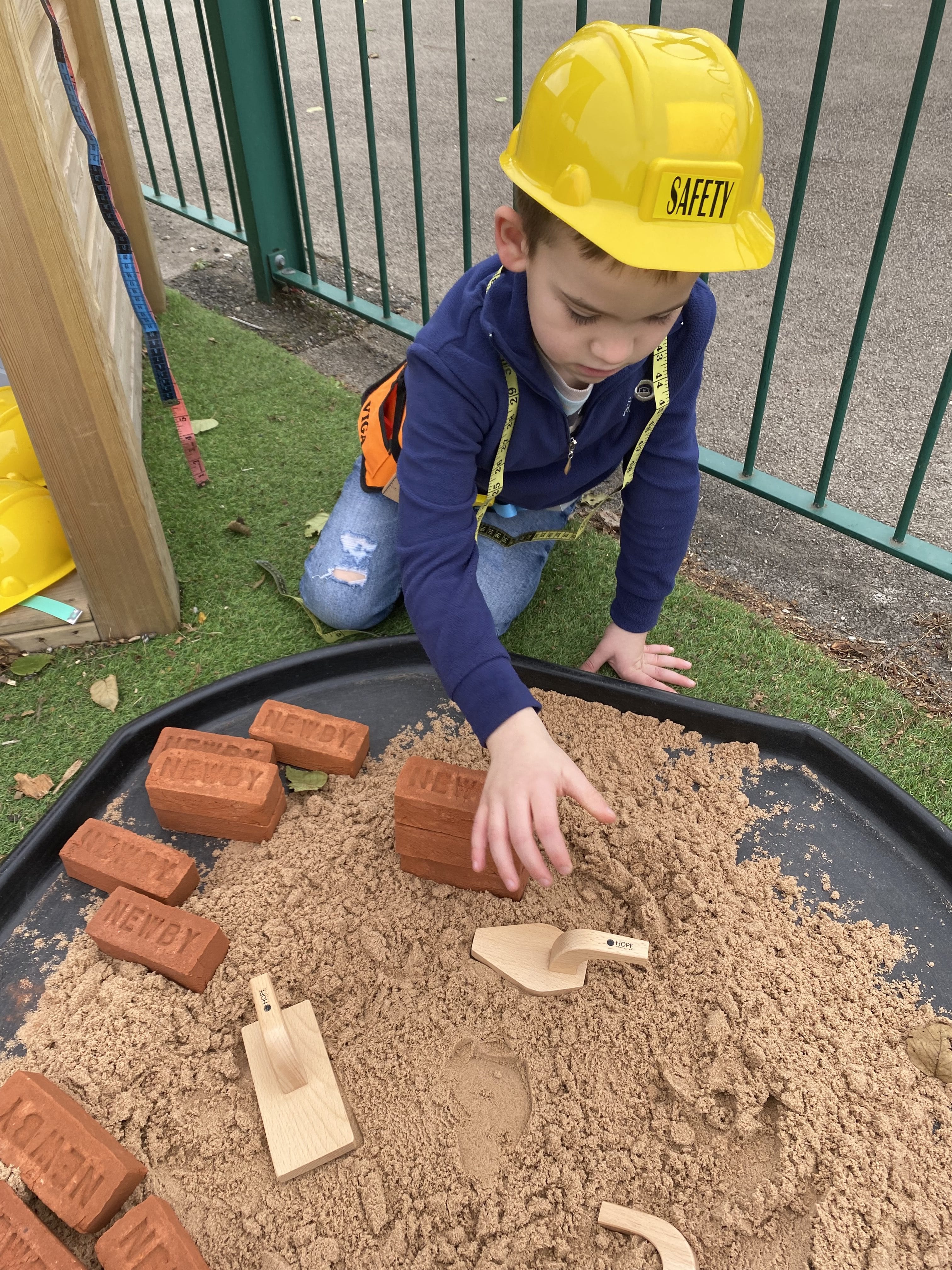 Outdoor store construction play